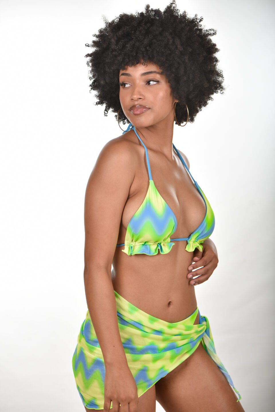 Image de notre ensemble de maillot de bain 3 pièces Amber pris de face. L' ensemble de maillot de bain 3 pièces avec est jaune, vert et bleu.